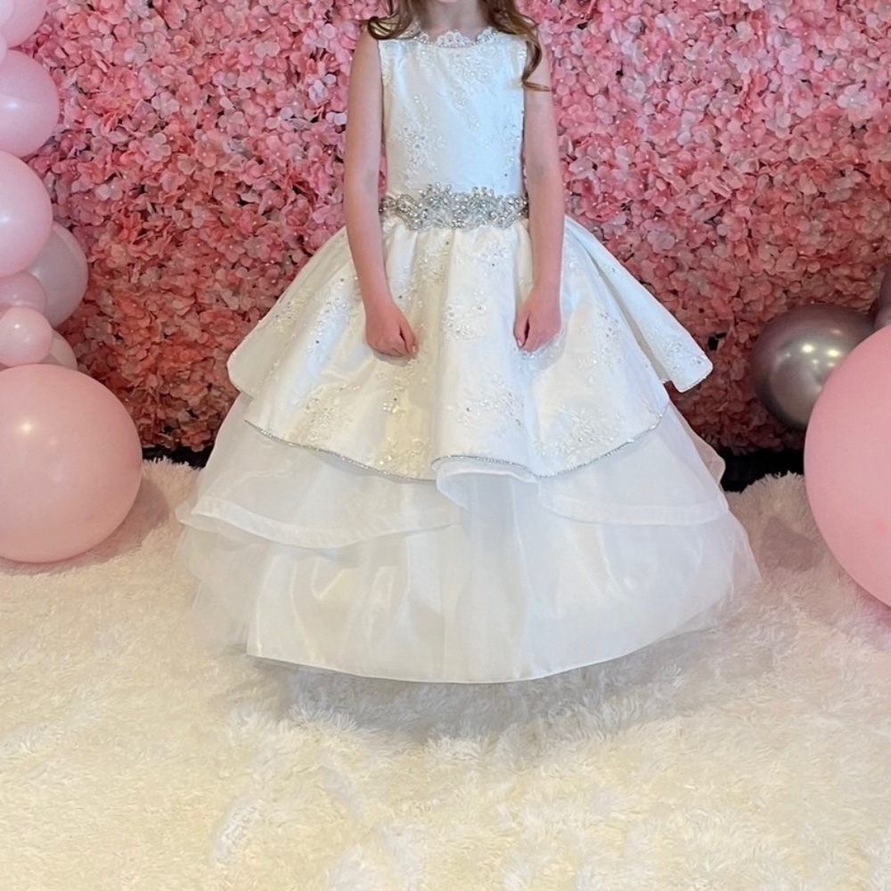 Piccolo bacio Elegant White Flower Girl Formal Dress with Beaded Waist